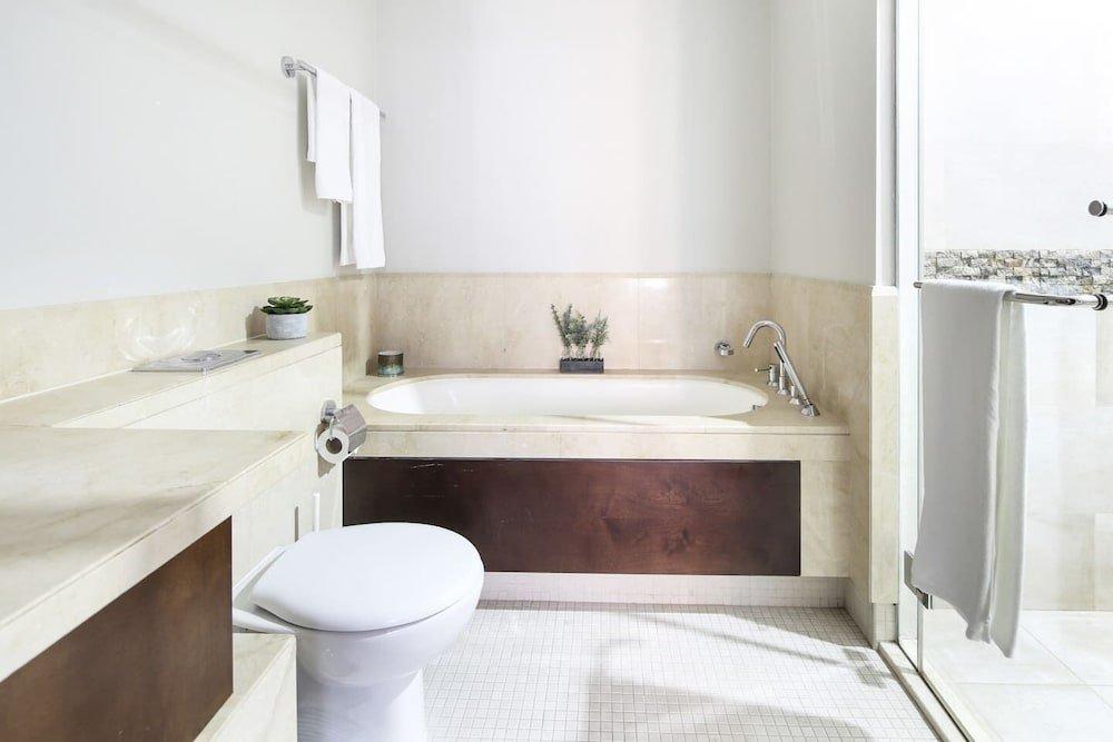 Дубай: Light + Beautiful 1BR in Amazing Downtown Dubai!