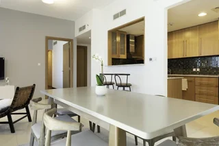 Дубай: Sleek & Serene Apartment w/ Stunning Marina Views
