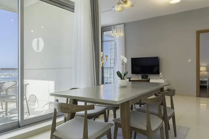 Дубай: Sleek & Serene Apartment w/ Stunning Marina Views