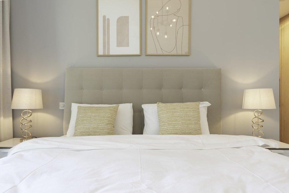 Дубай: Sleek & Serene Apartment w/ Stunning Marina Views