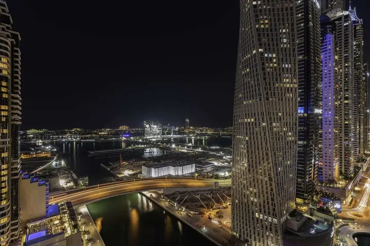 Дубай: Sleek & Serene Apartment w/ Stunning Marina Views
