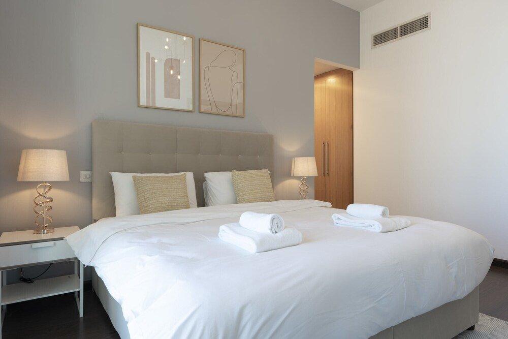 Дубай: Sleek & Serene Apartment w/ Stunning Marina Views