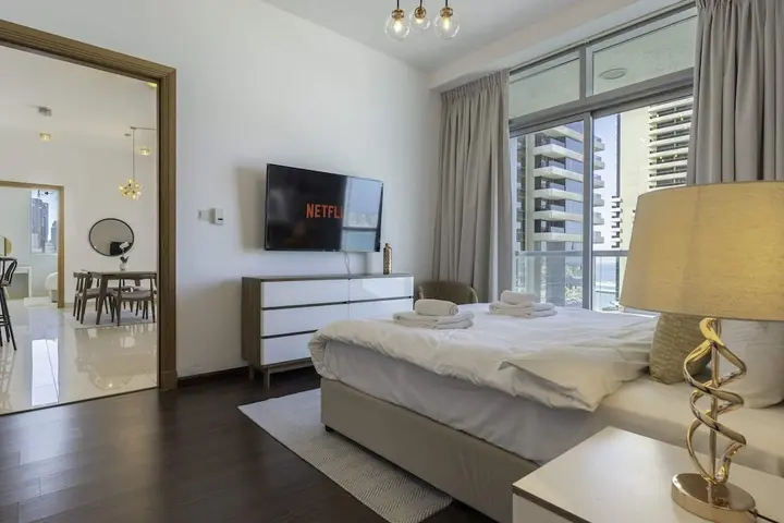 Дубай: Sleek & Serene Apartment w/ Stunning Marina Views