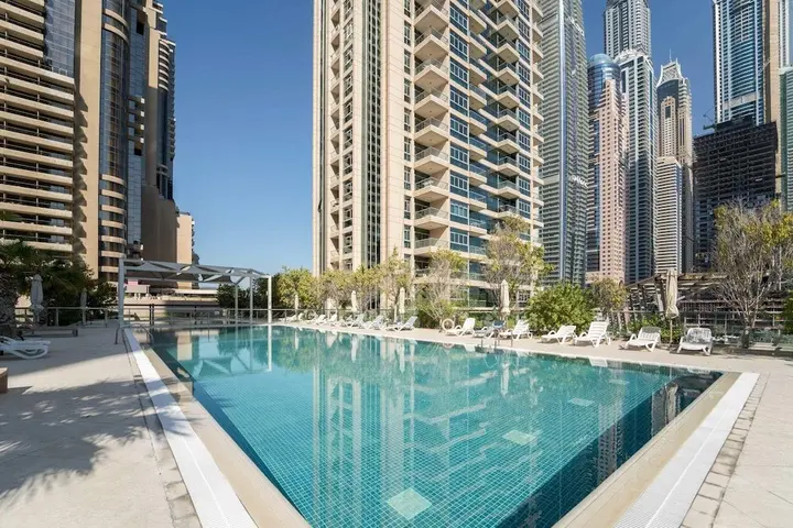 Дубай: Sleek & Serene Apartment w/ Stunning Marina Views