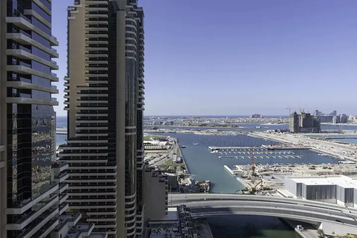 Дубай: Sleek & Serene Apartment w/ Stunning Marina Views