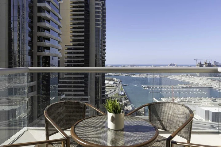 Дубай: Sleek & Serene Apartment w/ Stunning Marina Views