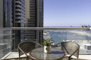 Дубай: Sleek & Serene Apartment w/ Stunning Marina Views