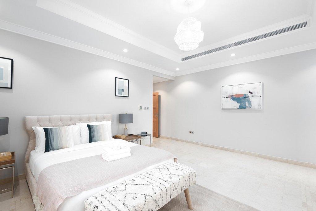 Дубай: Maison Privee - Luxury 5BR Villa with Private Pool and Beach