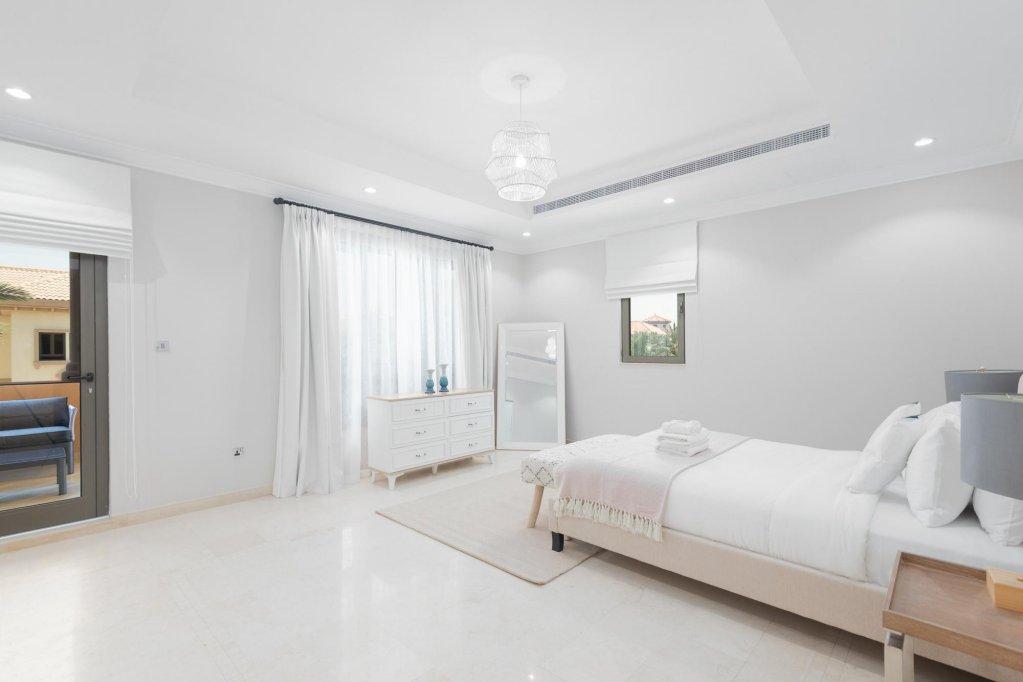 Дубай: Maison Privee - Luxury 5BR Villa with Private Pool and Beach