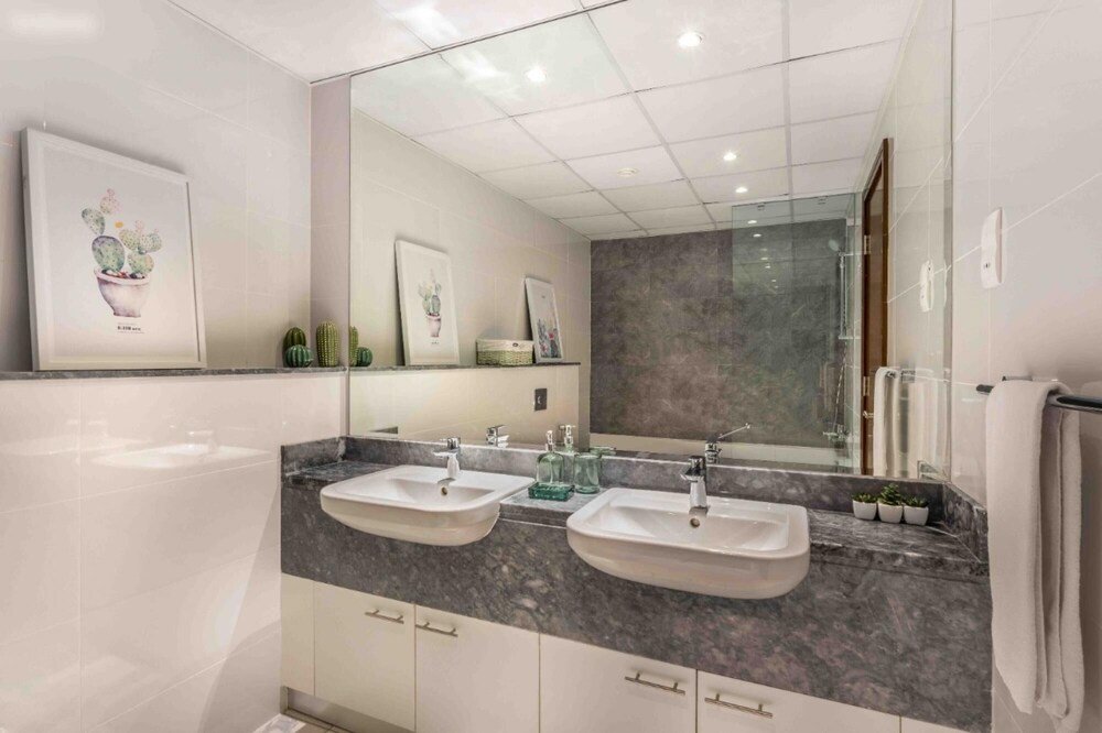 Дубай: Lux 2B Apt Dubai Canal Water View