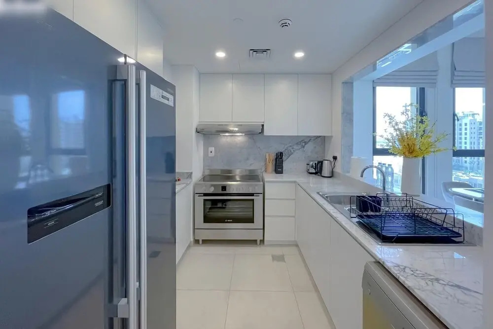 Дубай: Elegant Pool View | 2BR Apartment
