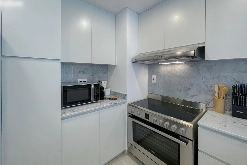 Дубай: Elegant Pool View | 2BR Apartment