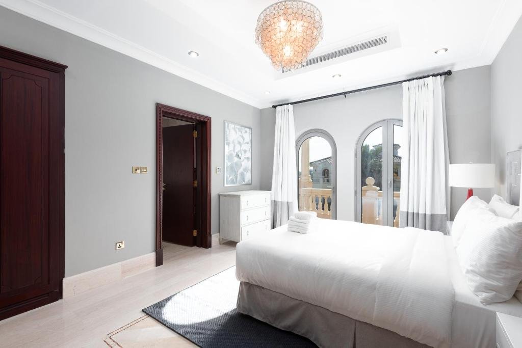 Дубай: Maison Privee - Palm Jumeirah Beach Front XL Villa w/Prvt Pool