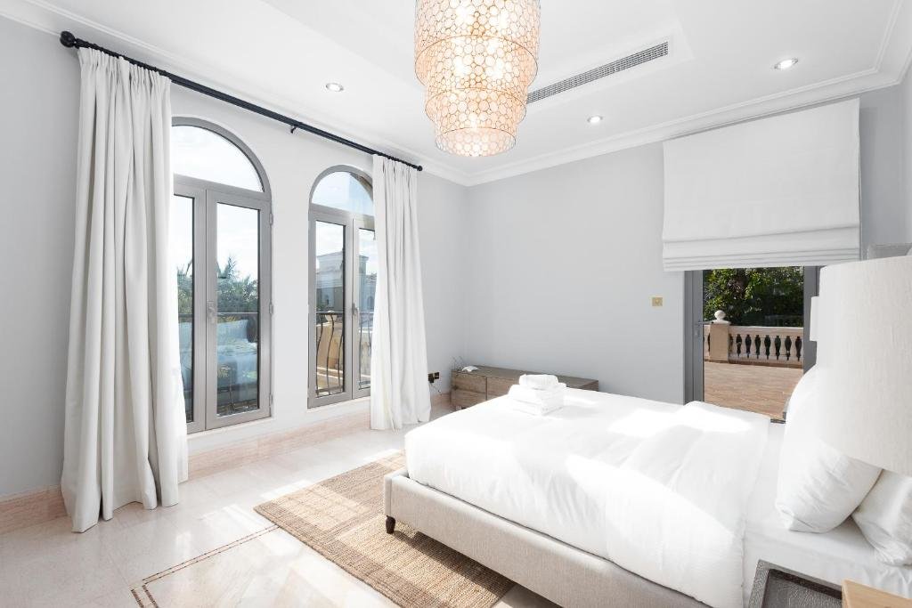 Дубай: Maison Privee - Palm Jumeirah Beach Front XL Villa w/Prvt Pool