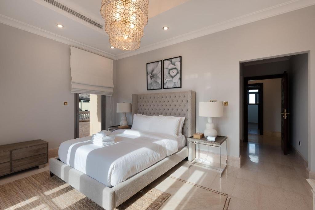 Дубай: Maison Privee - Palm Jumeirah Beach Front XL Villa w/Prvt Pool