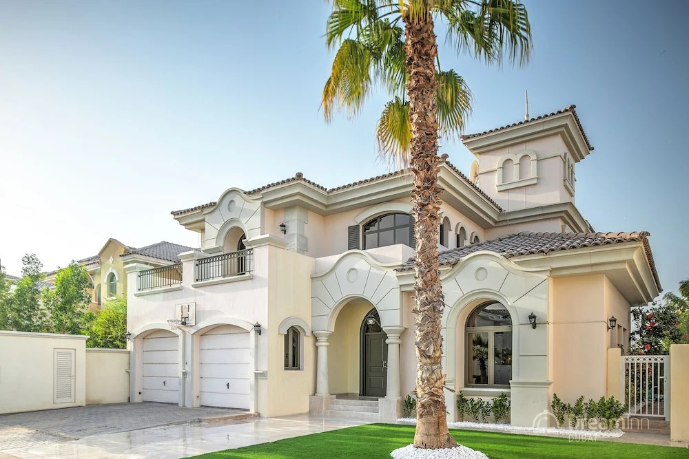 Дубай: The Palm Jumeirah Villas - Frond E by LUX Holiday Home