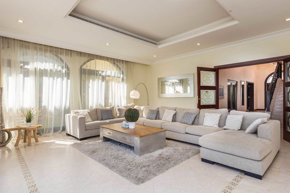 Palm Jumeirah Villa in Frond L by Deluxe Holiday Homes — фото 2