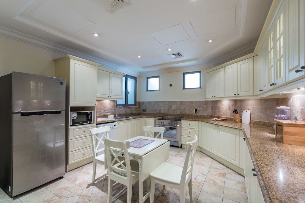 Palm Jumeirah Villa in Frond L by Deluxe Holiday Homes — фото 1
