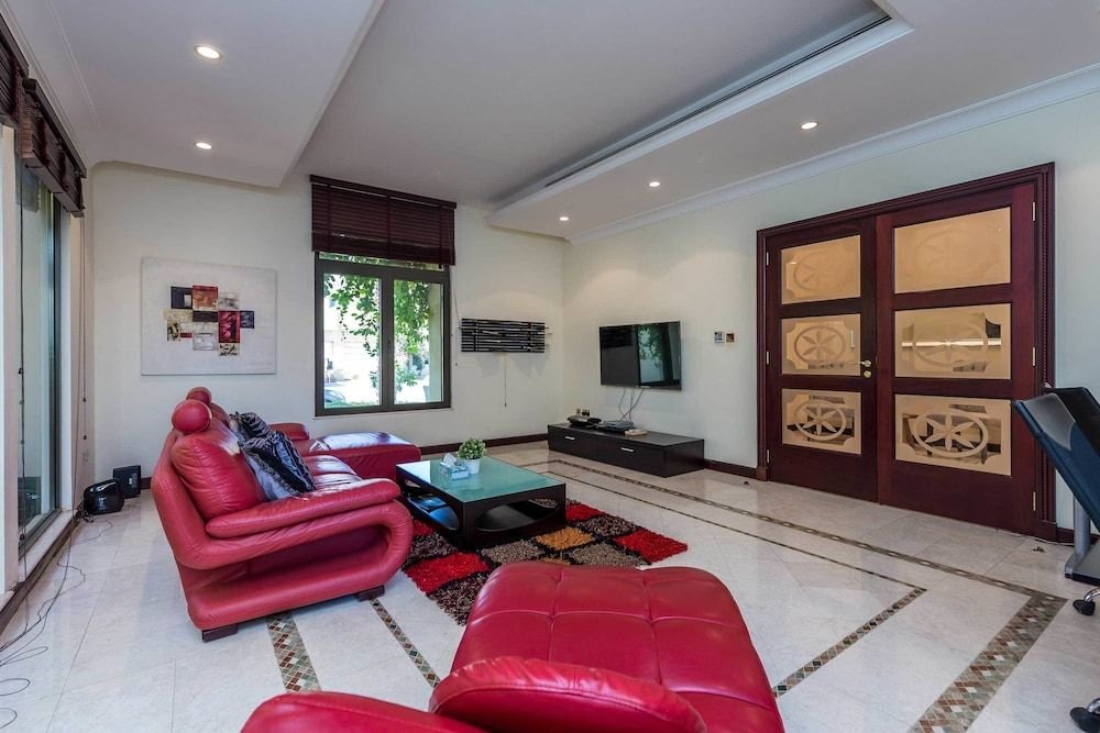 Palm Jumeirah Villa in Frond L by Deluxe Holiday Homes — фото 5