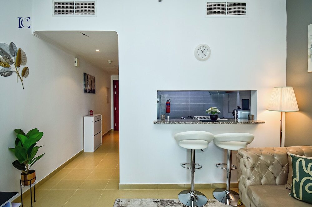 Дубай: Silver - Modern Studio with lake view