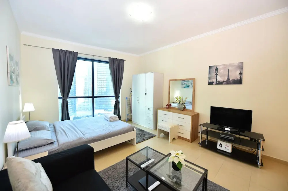 Дубай: Silver - Modern Studio with lake view