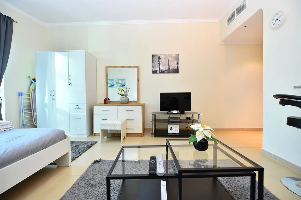 Дубай: Silver - Modern Studio with lake view