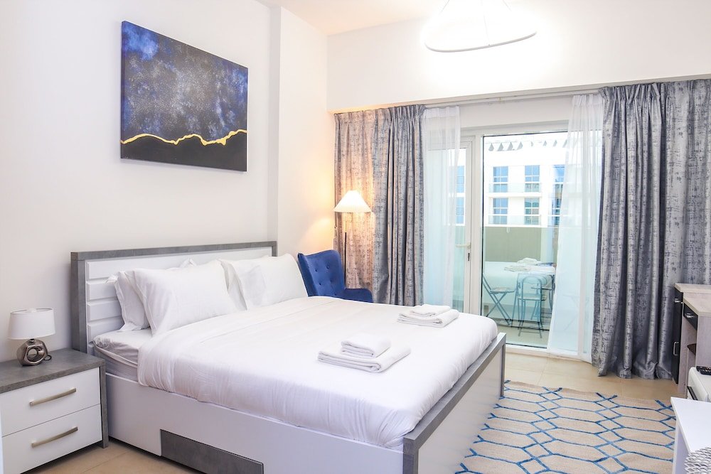 Дубай: Studio Apartment in Azizi Farishta