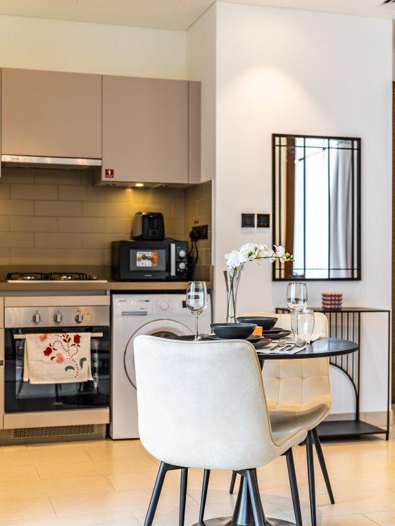 Дубай: Apartments Cozy 1 BR Burj Khalifa Glimpse Sobha Hartland