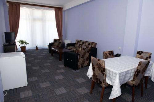 Муктедир: Deniz Guest House