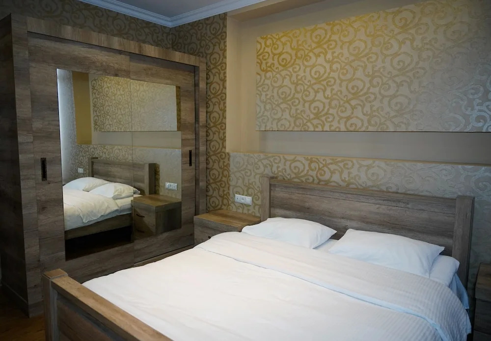 Кутаиси: Hotel Monopoli