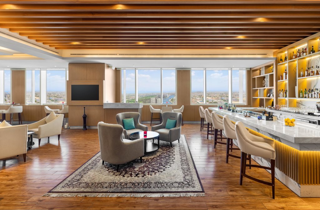 Дубай: Отель V Hotel Dubai Curio Collection by Hilton