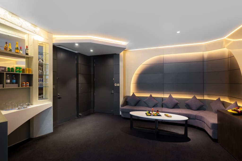Дубай: Отель V Hotel Dubai Curio Collection by Hilton