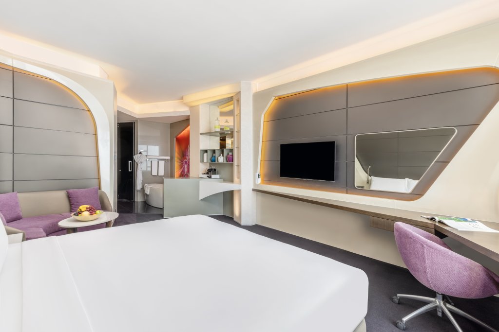 Дубай: Отель V Hotel Dubai Curio Collection by Hilton
