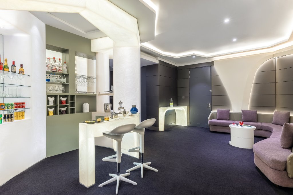 Дубай: Отель V Hotel Dubai Curio Collection by Hilton