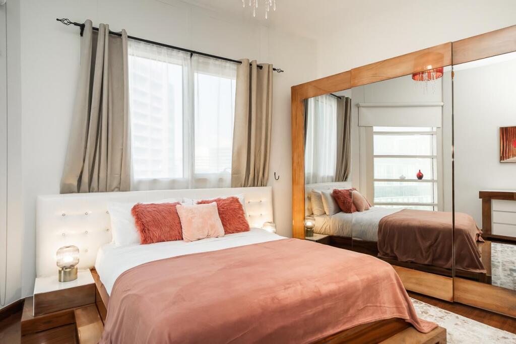 Дубай: Beautiful apt. with city views in Lakeshore Tower