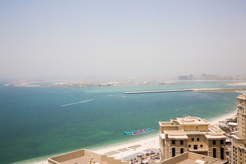 Дубай: Beach Apartment with Amazing Sea Views