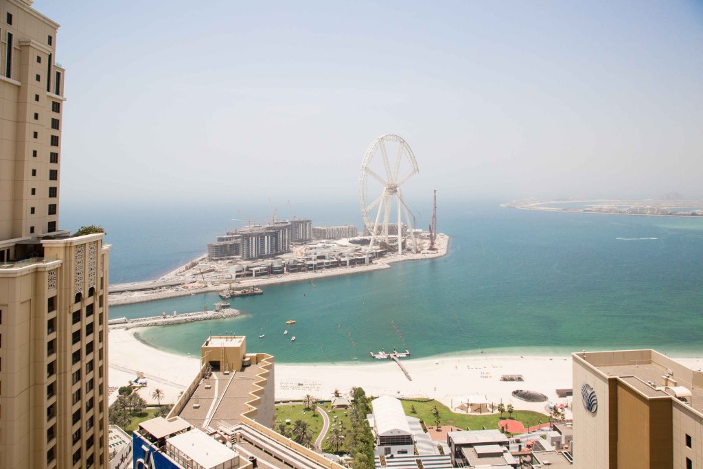 Дубай: Beach Apartment with Amazing Sea Views