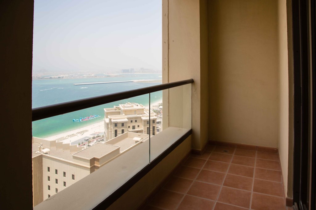 Дубай: Beach Apartment with Amazing Sea Views