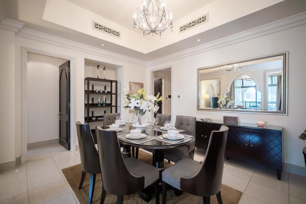 Дубай: Glamorous Arabian flat with views to Burj Khalifa