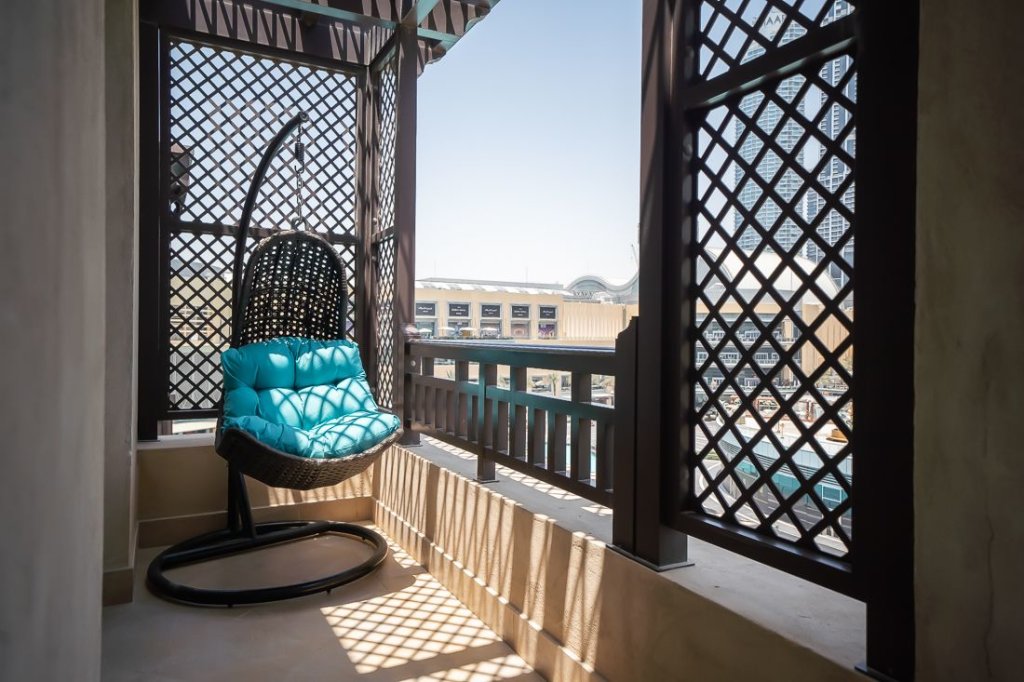 Дубай: Glamorous Arabian flat with views to Burj Khalifa