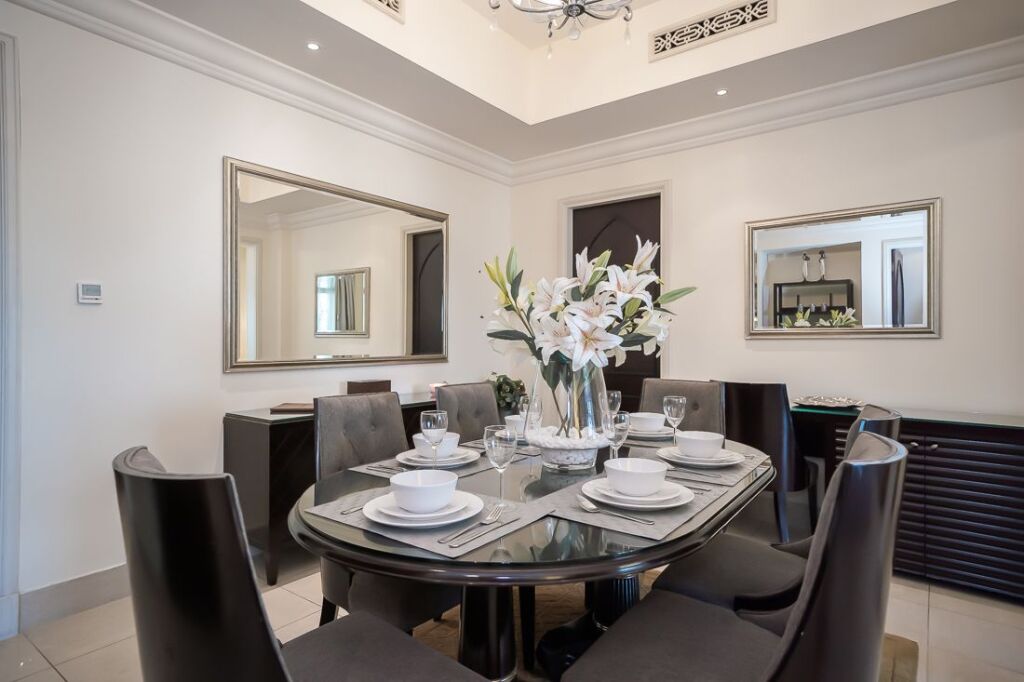 Дубай: Glamorous Arabian flat with views to Burj Khalifa