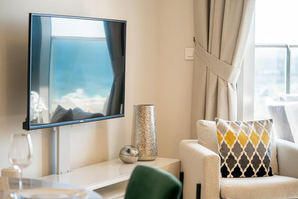 Дубай: Amazing 1BR apartment with waterfront views!