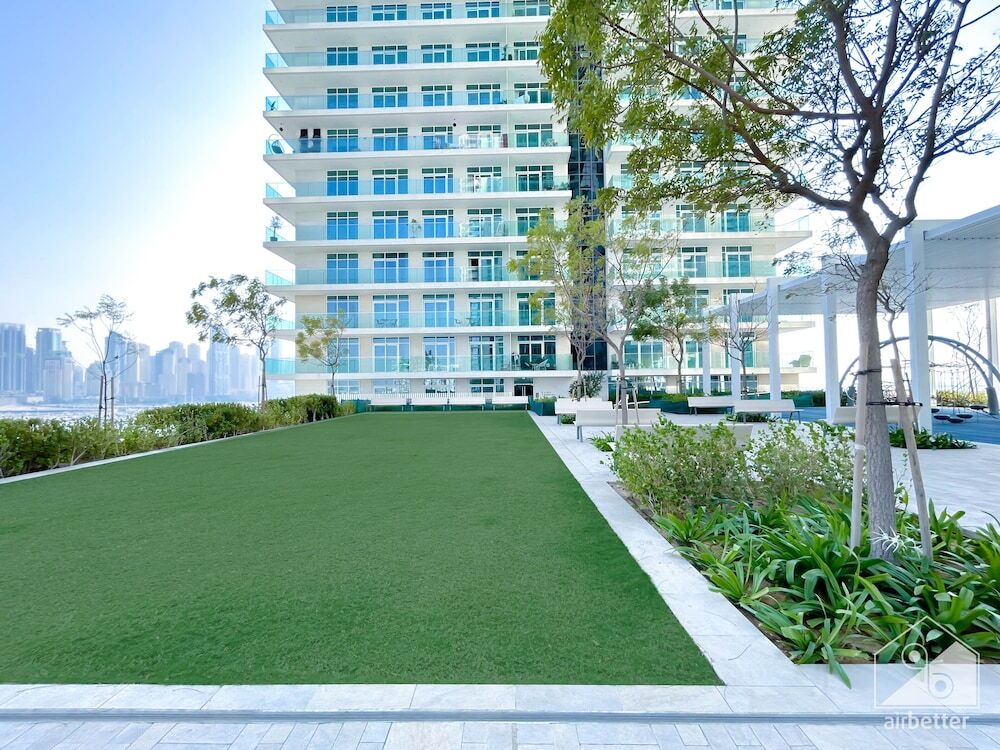 Дубай: Luxurious Beach front Apt with balcony Dubai Marina