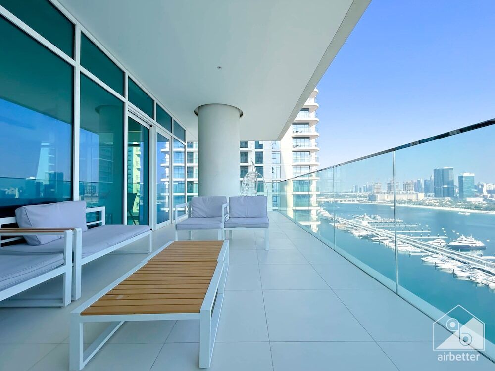 Дубай: Luxurious Beach front Apt with balcony Dubai Marina