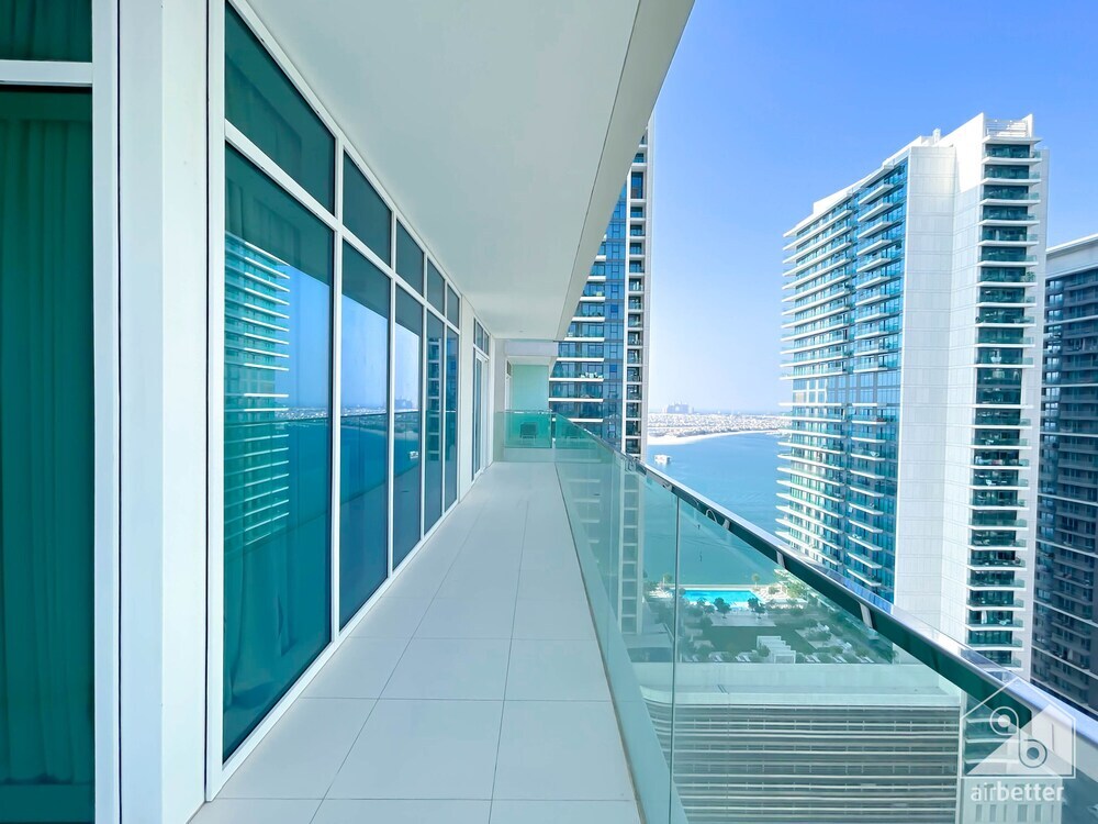 Дубай: Luxurious Beach front Apt with balcony Dubai Marina