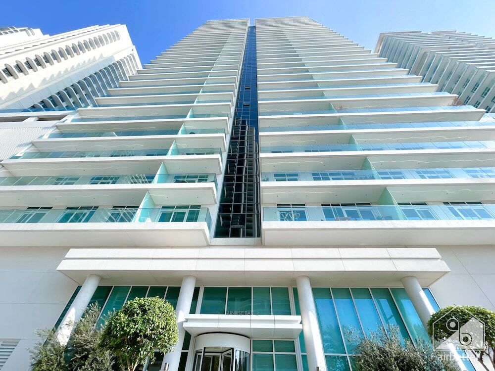 Дубай: Luxurious Beach front Apt with balcony Dubai Marina