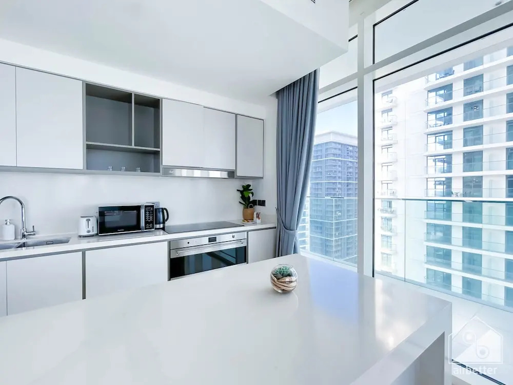 Дубай: Luxurious Beach front Apt with balcony Dubai Marina