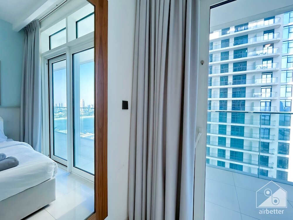 Дубай: Luxurious Beach front Apt with balcony Dubai Marina