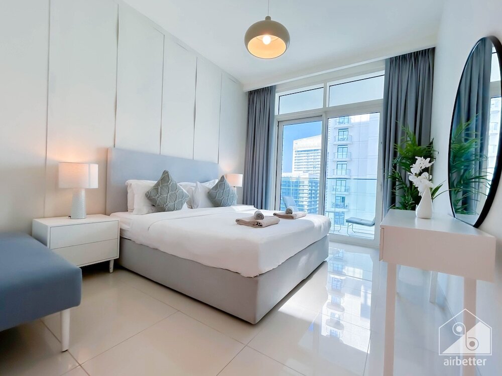 Дубай: Luxurious Beach front Apt with balcony Dubai Marina