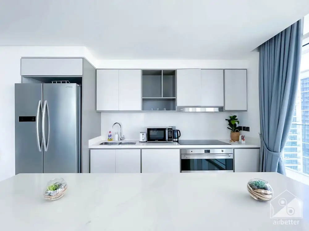 Дубай: Luxurious Beach front Apt with balcony Dubai Marina